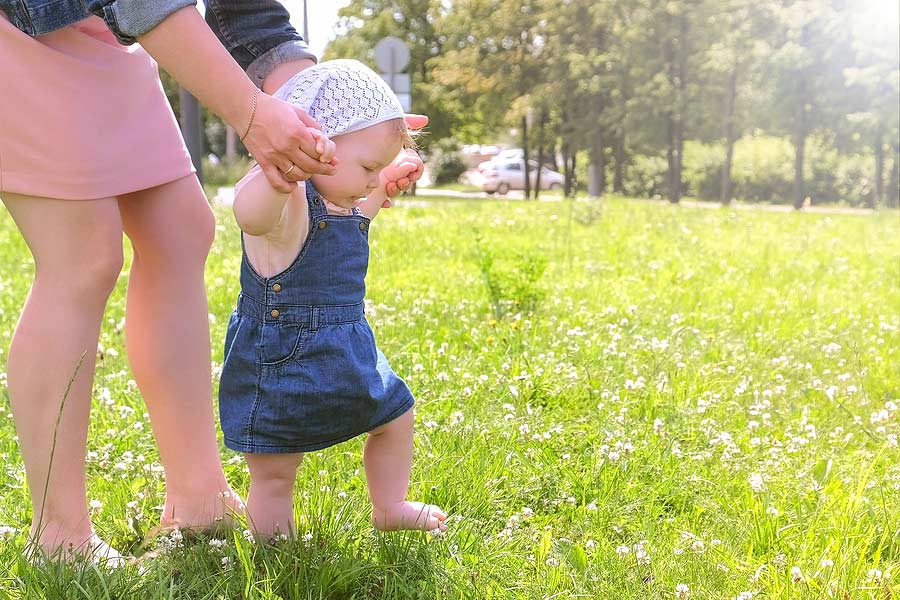 První krůčky dítěte na trávě