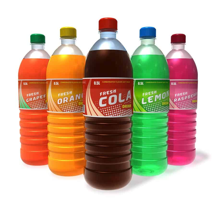 plastové láhve se slazenými bublinkovými nápoji